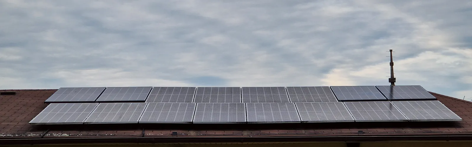 Fotovoltaické panely na střeše rodinného domu